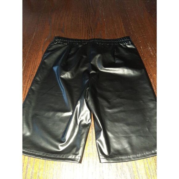 Medium RUNS SMALL Dazy Black PU Faux Leather Elastic Waist Shorts - Picture 3 of 3